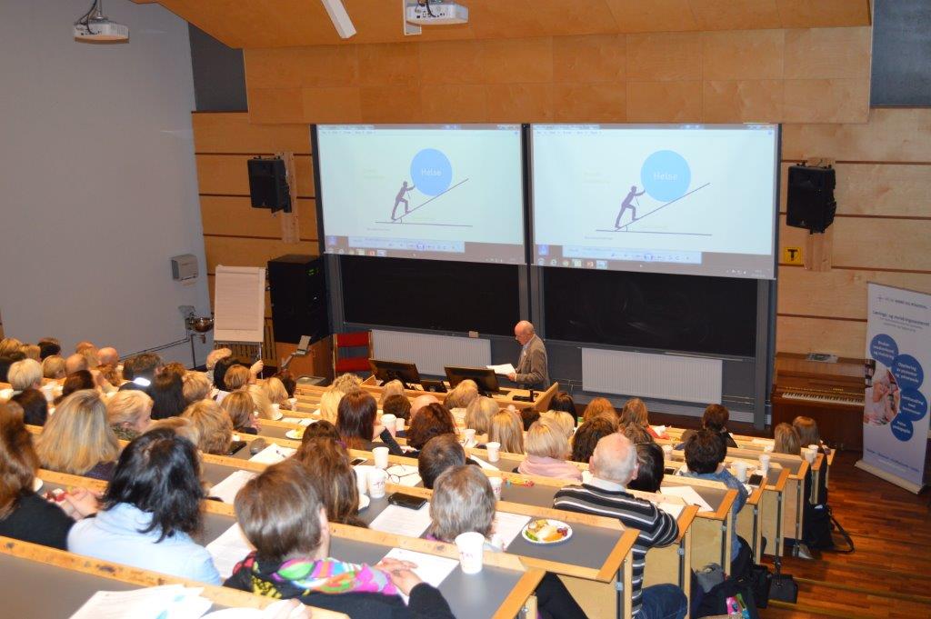 Arne Gotteberg foreleser for en fullsatt sal