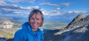Portrett av Inger Marie på en fjelltopp